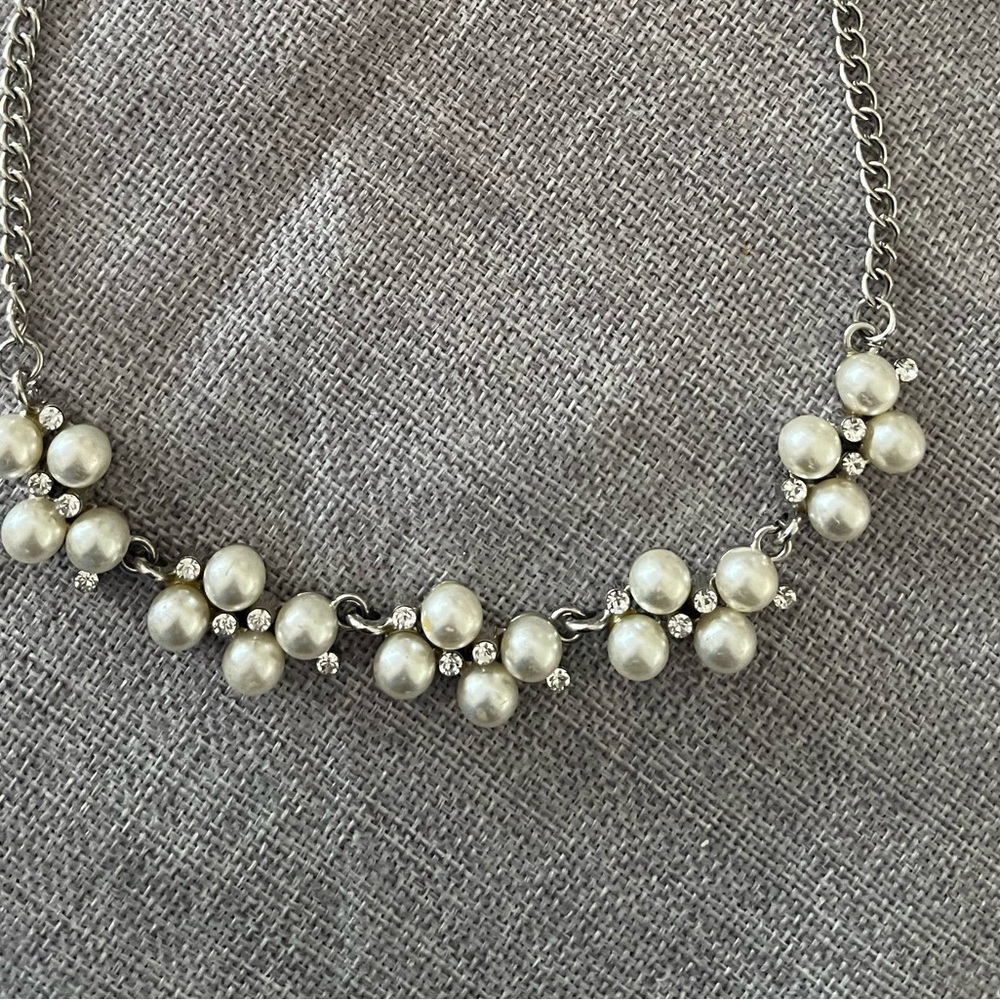 Elegant Faux Pearl Cluster Statement Necklace with Rhinestones - Picture 5 of 7